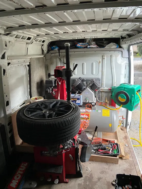 Mobil servis aracının içi: lastik sökme makinesi, kompresör ve alaşım jantlı lastik