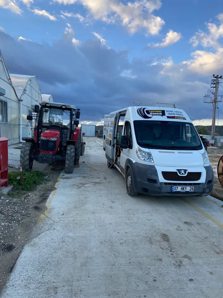 Sera bölgesinde traktörün yanında duran Lastikçi Ömer mobil lastik servisi aracı
